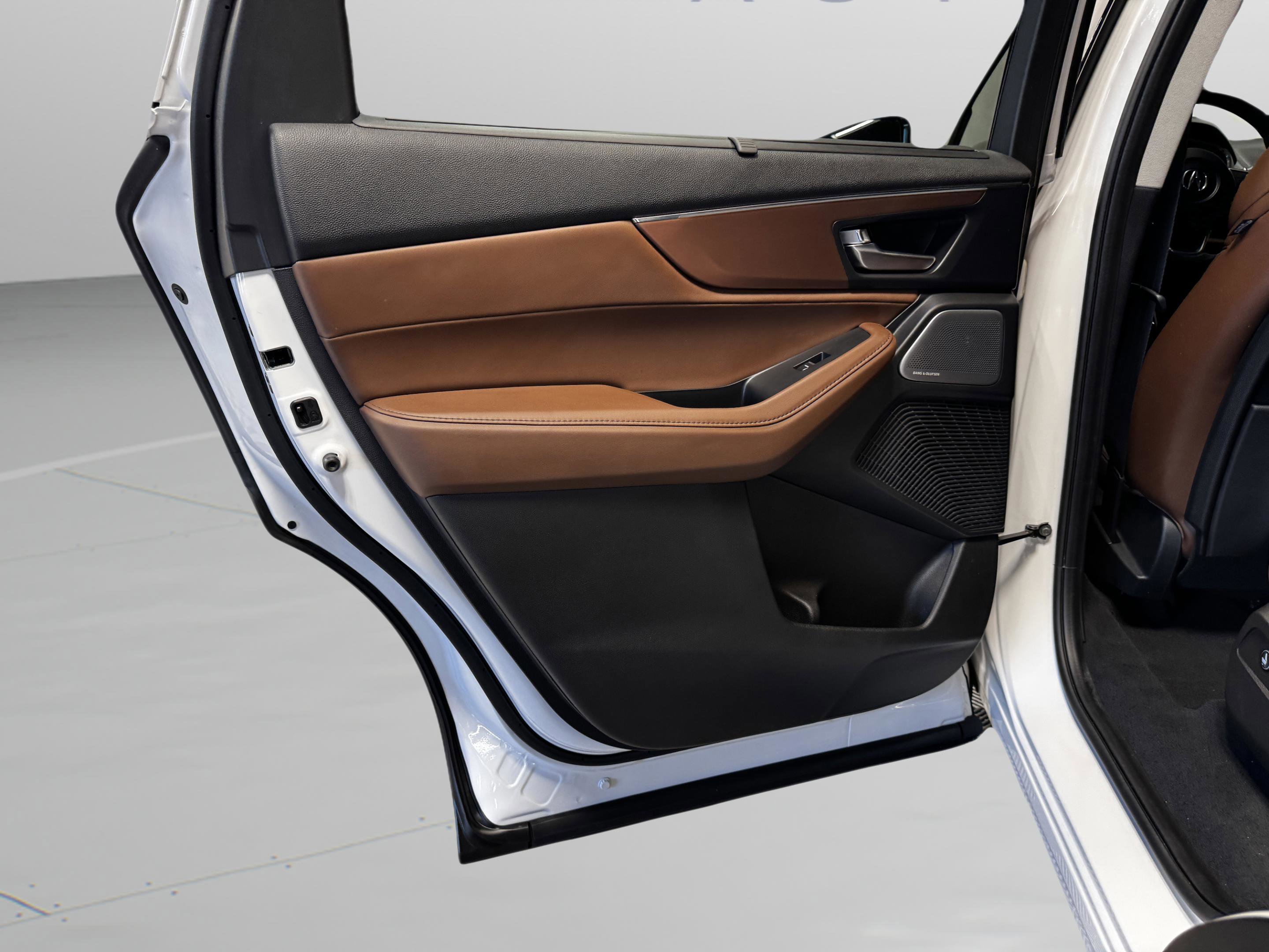 Certified 2025 Acura MDX FWD w/ Technology Package image 14