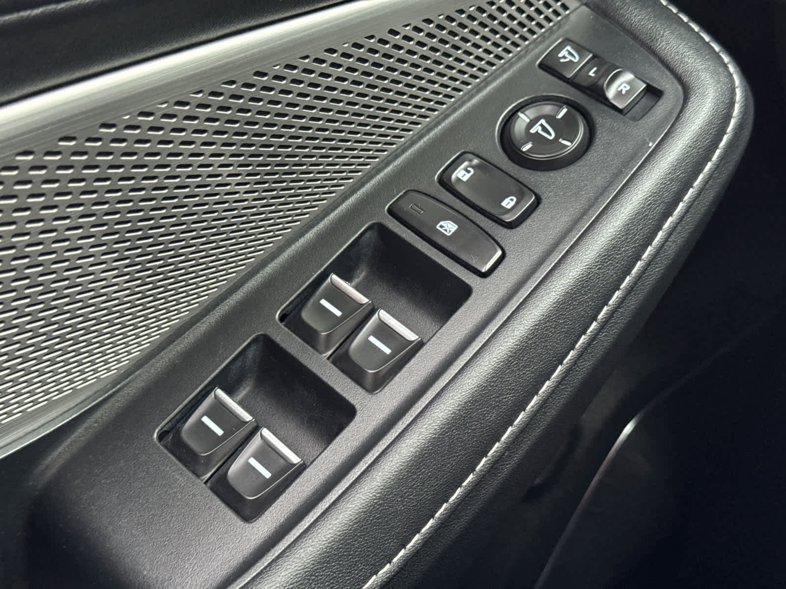 Used 2024 Acura MDX SH-AWD w/ Technology Package image 24