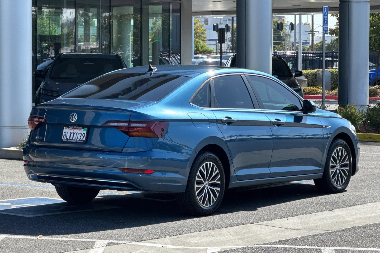 Used 2019 Volkswagen Jetta SEL w/ Cold Weather Package FWD image 4