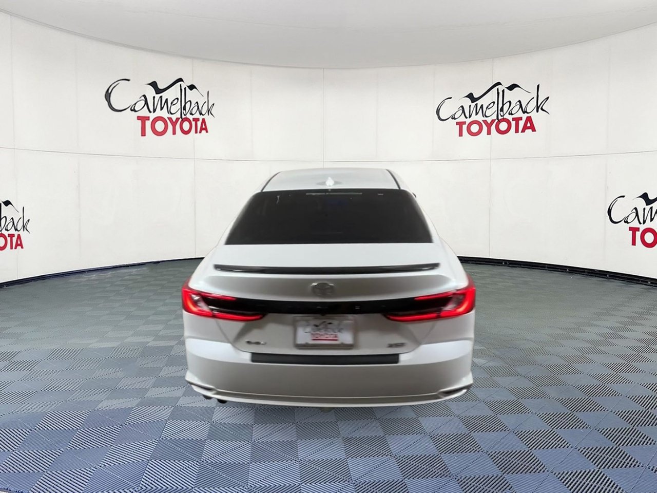 Used 2025 Toyota Camry XSE FWD image 9