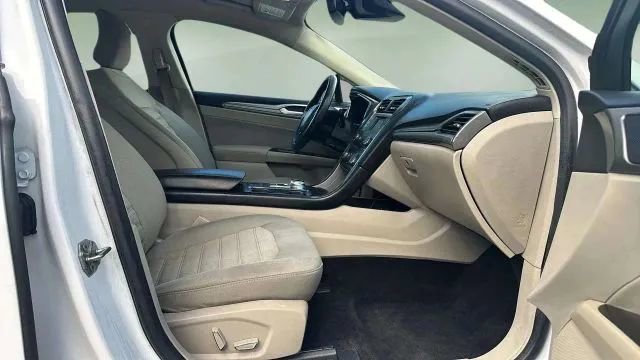 Used 2017 Ford Fusion SE FWD image 17