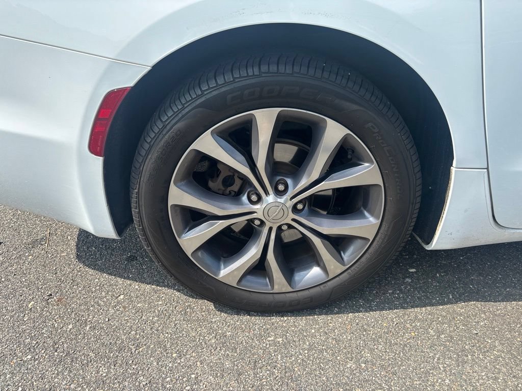 Used 2018 Chrysler Pacifica Limited w/ Tire & Wheel Group FWD image 10