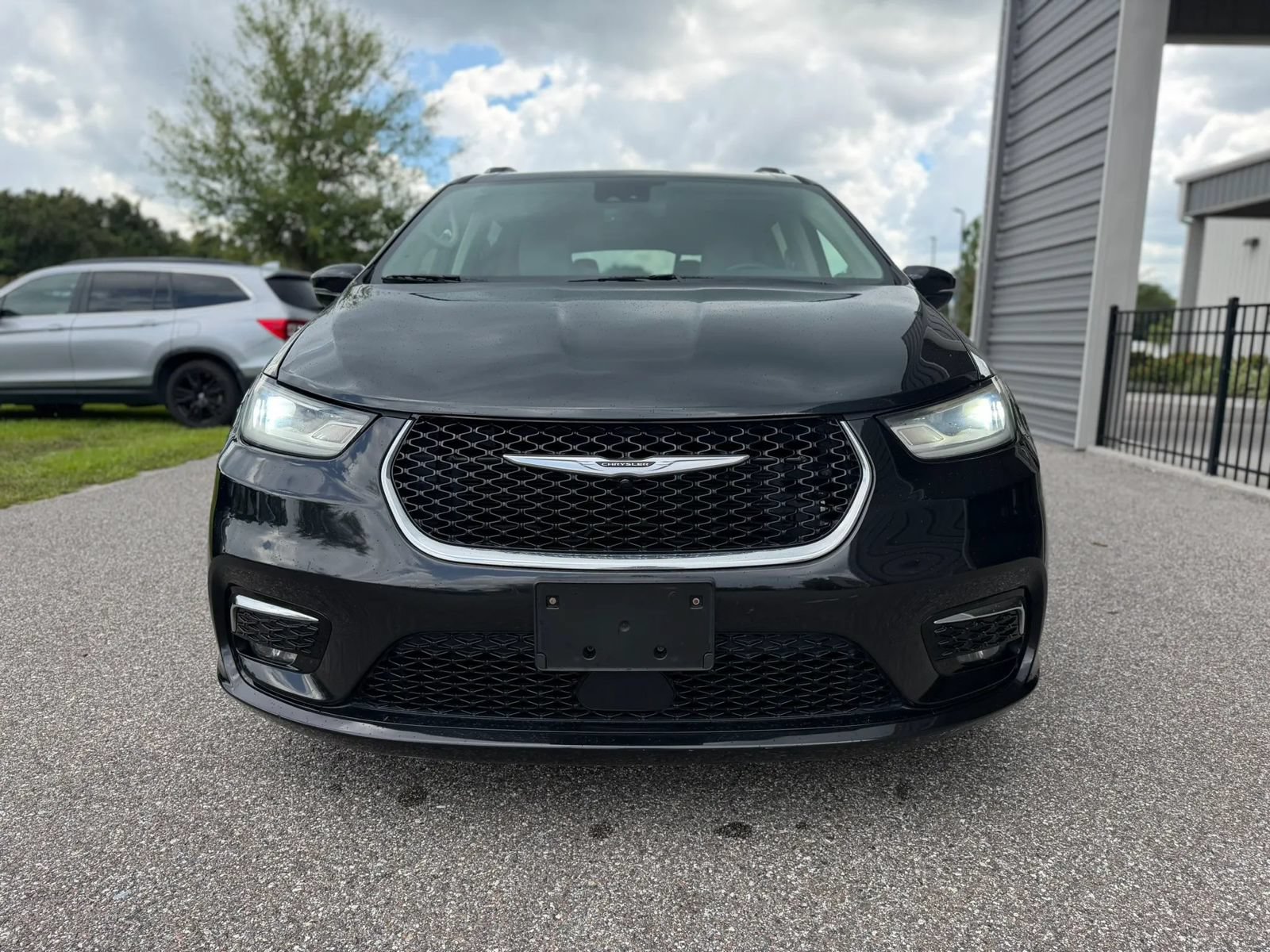 Used 2021 Chrysler Pacifica Touring-L FWD image 3