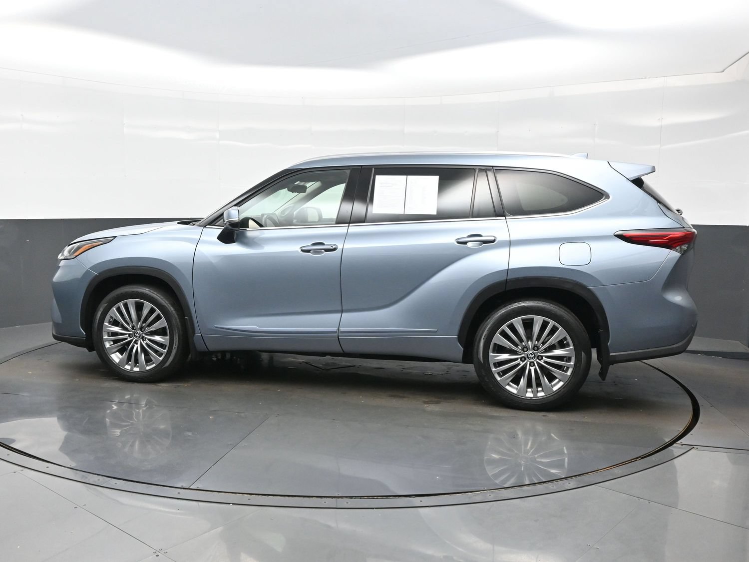 Used 2023 Toyota Highlander Platinum AWD/4WD image 3