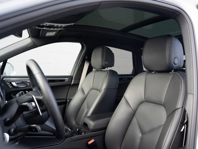 Certified 2025 Porsche Macan image 5