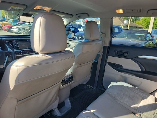 Used 2019 Toyota Highlander Plus AWD/4WD image 28