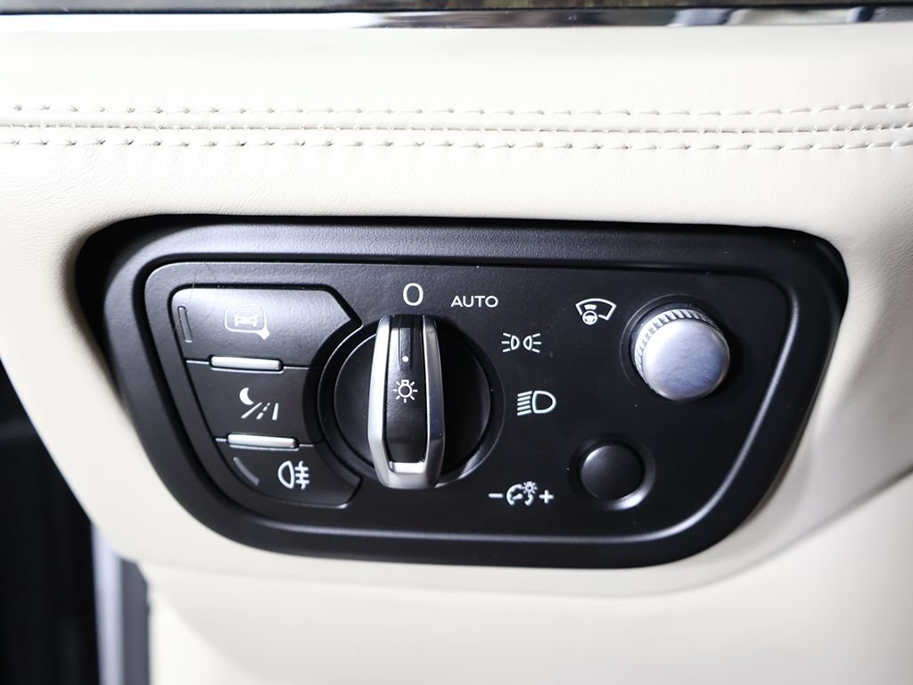 Used 2020 Bentley Bentayga Plug-In Hybrid AWD/4WD image 50