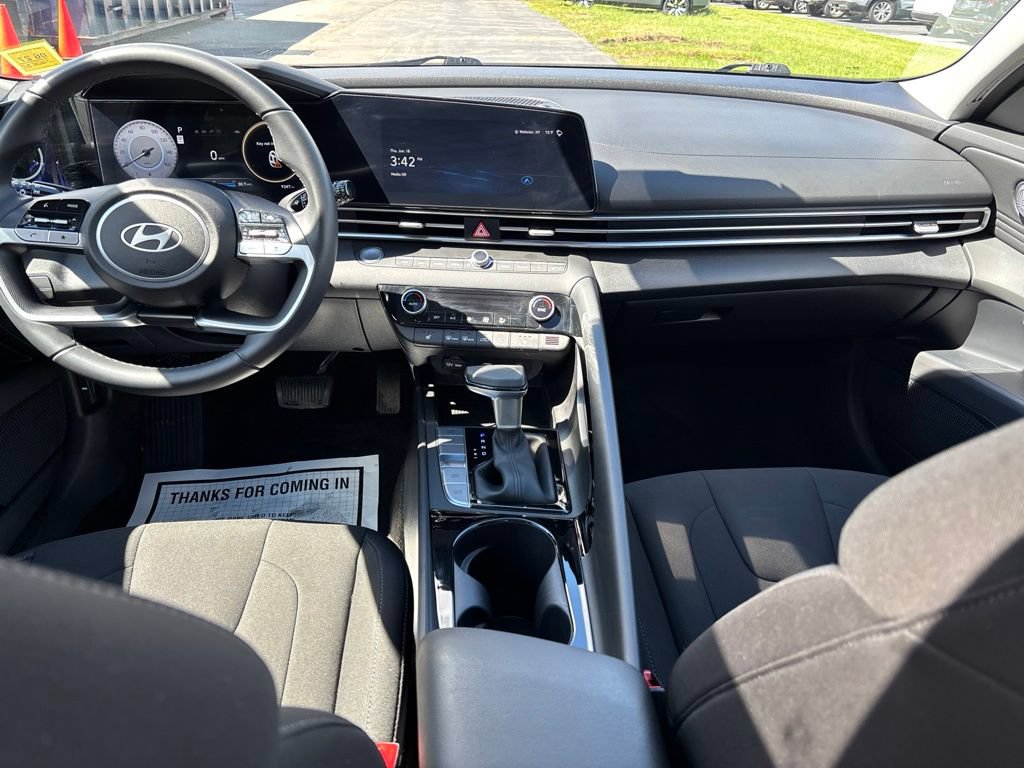 Certified 2025 Hyundai Elantra SEL FWD image 27