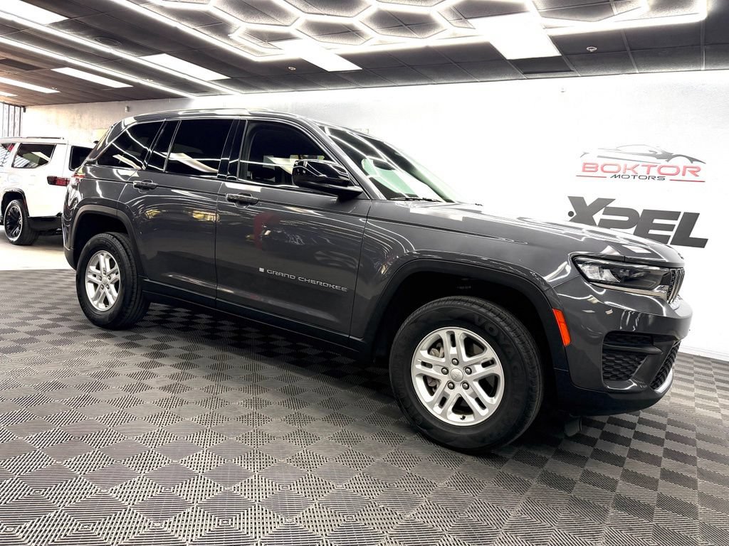 Used 2022 Jeep Grand Cherokee Laredo w/ Luxury Tech Group I RWD image 2