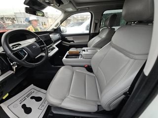 Used 2025 Ford Expedition Active AWD/4WD image 8