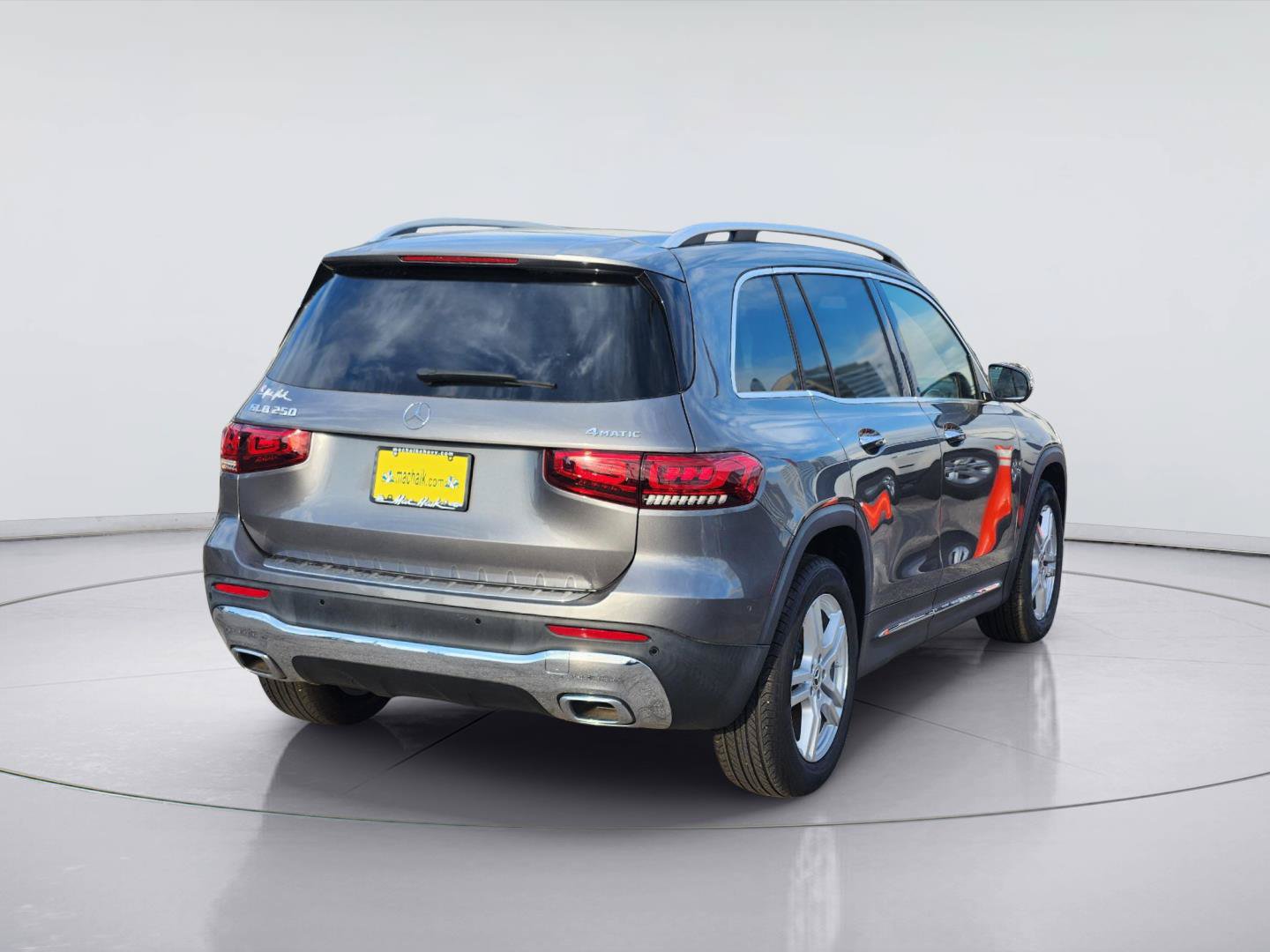 Used 2023 Mercedes-Benz GLB 250 4MATIC w/ Premium Package image 5