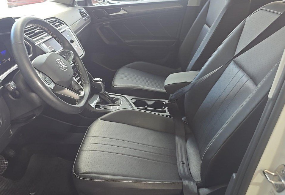 Used 2023 Volkswagen Tiguan SE w/ Panoramic Sunroof Package FWD image 9
