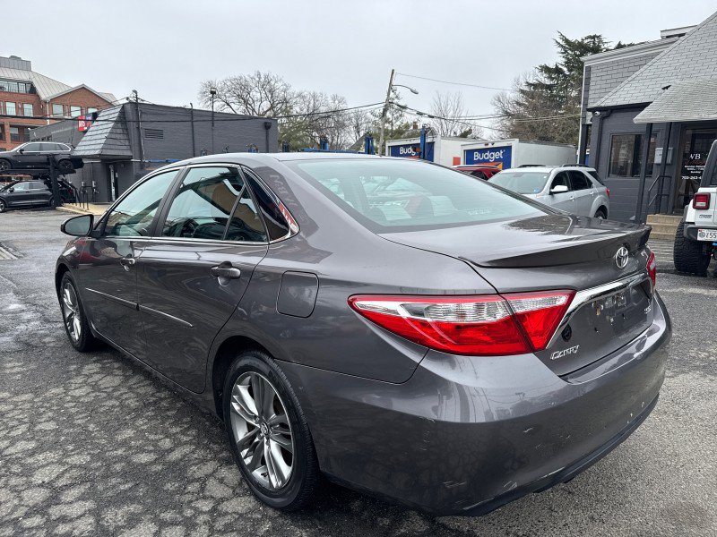 Used 2017 Toyota Camry SE image 4