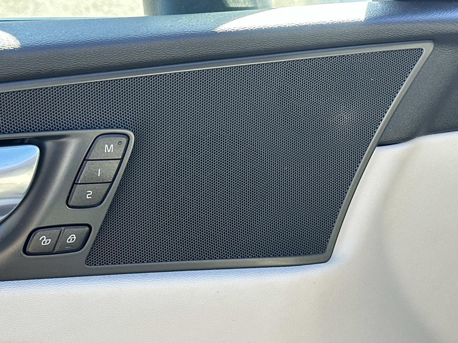 Used 2020 Volvo XC60 T8 Momentum w/ Protection Package Premier image 17