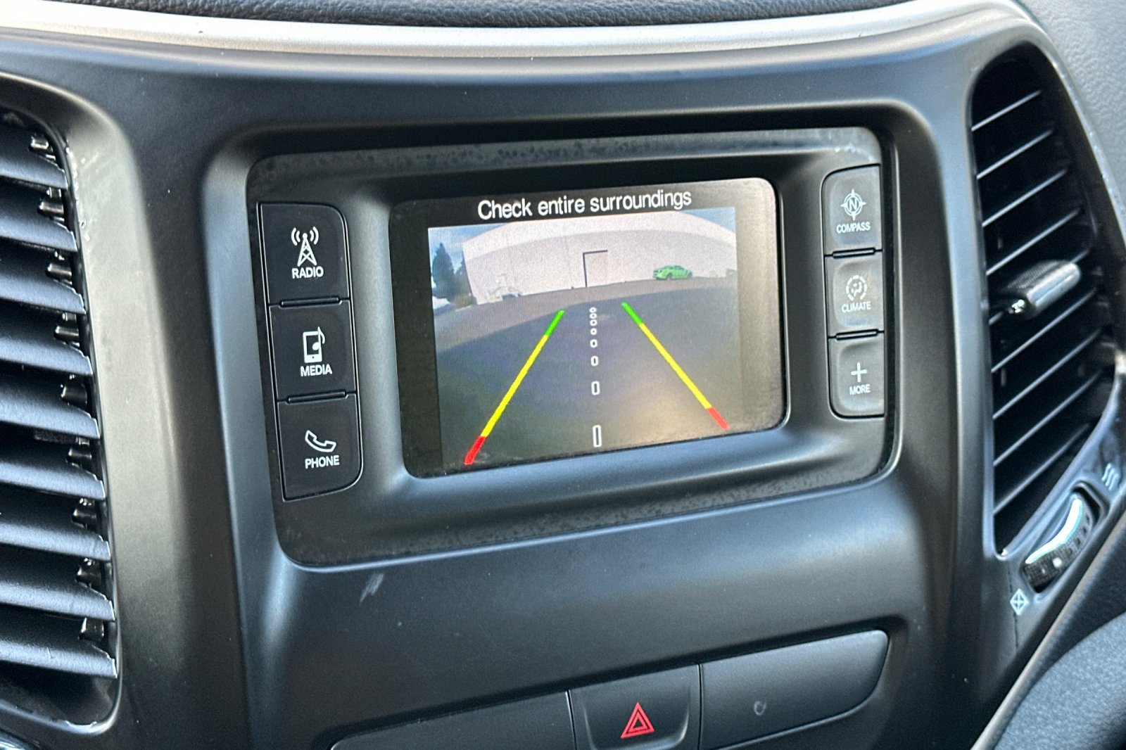 Used 2017 Jeep Cherokee Latitude image 27