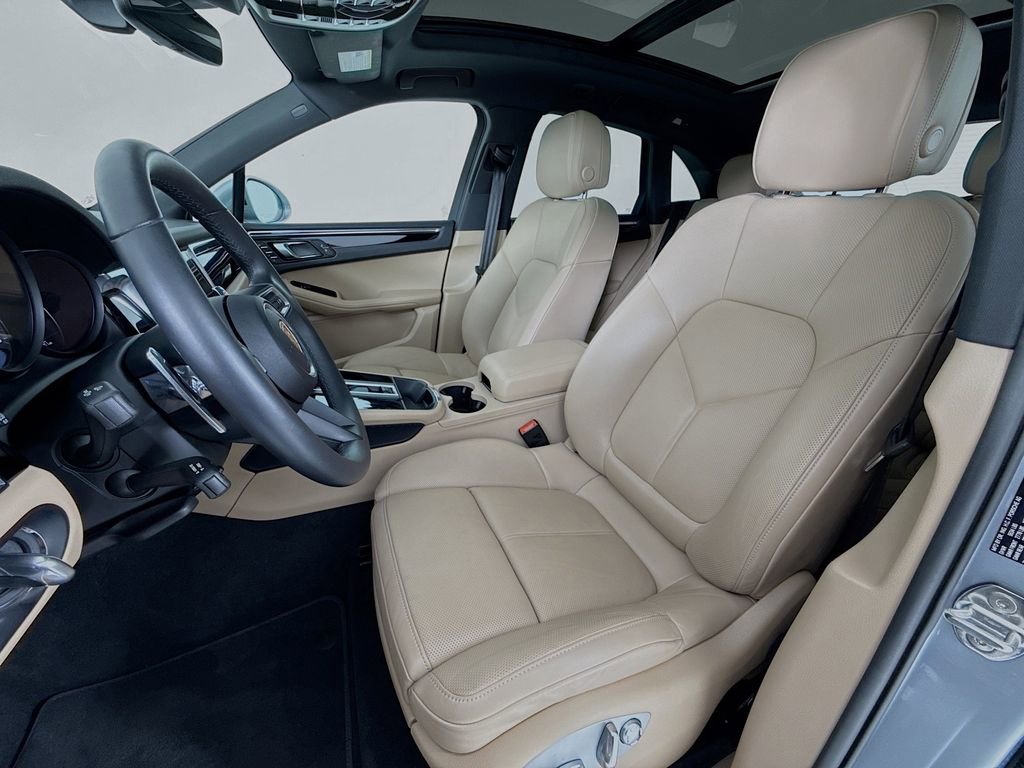Certified 2025 Porsche Macan AWD/4WD image 5