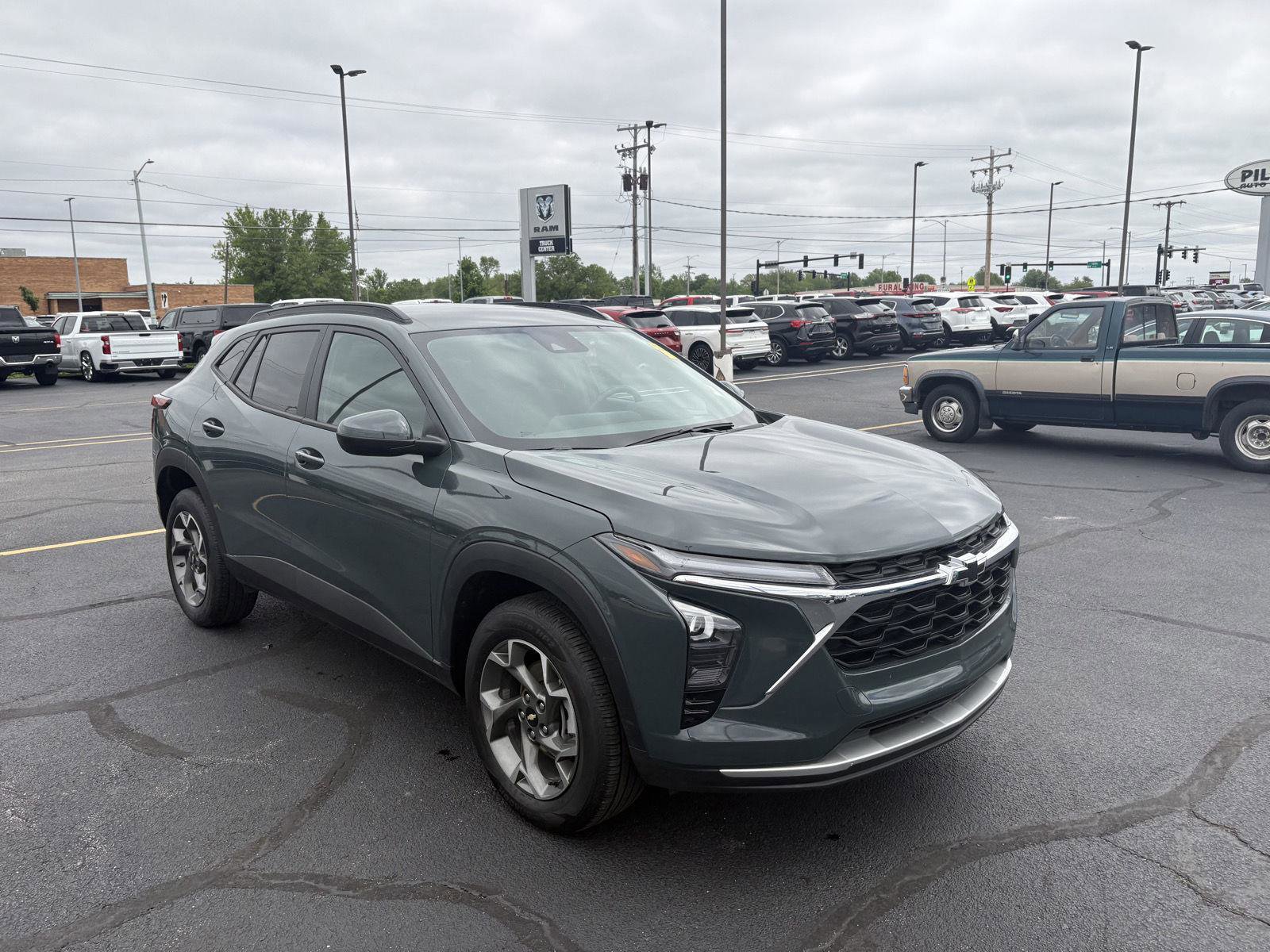 Used 2025 Chevrolet Trax LT w/ Driver Confidence Package FWD image 2