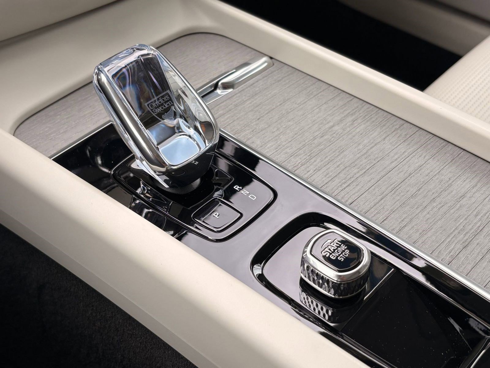 Certified 2025 Volvo V60 B5 Cross Country Ultra w/ Protection Package Premier image 31