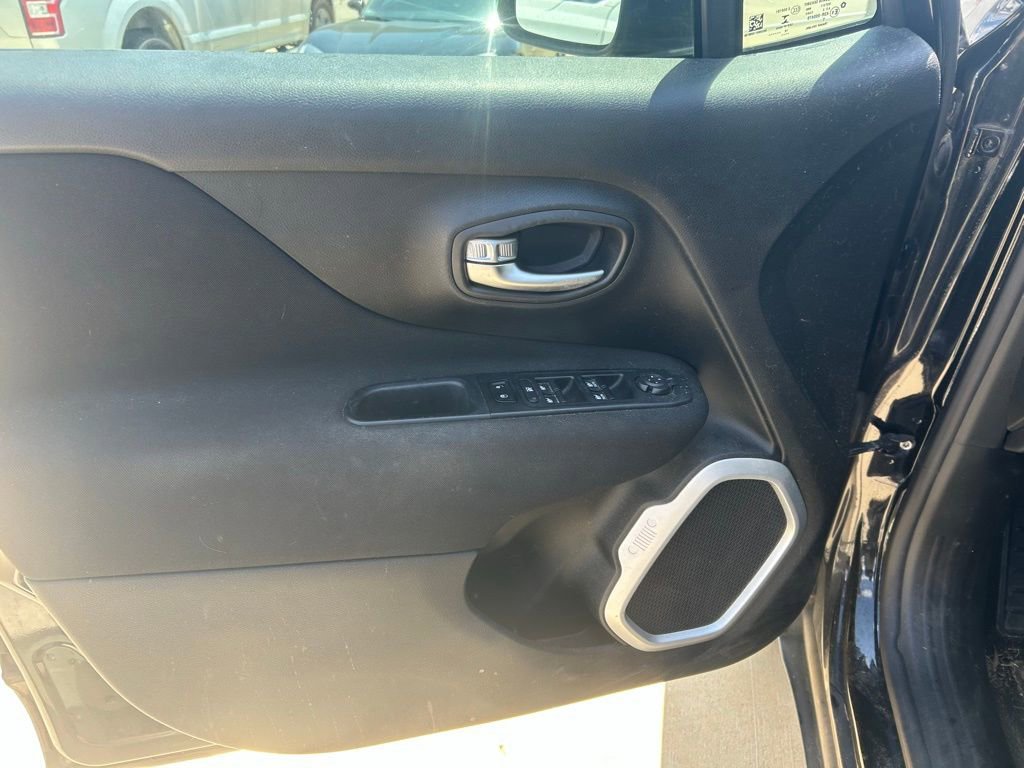 Used 2020 Jeep Renegade Latitude FWD image 2