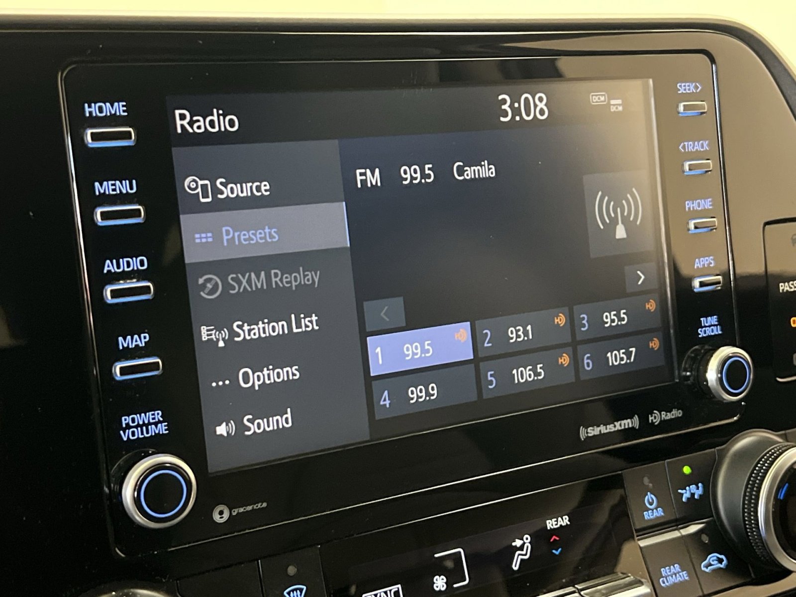 Used 2021 Toyota Highlander XLE image 16