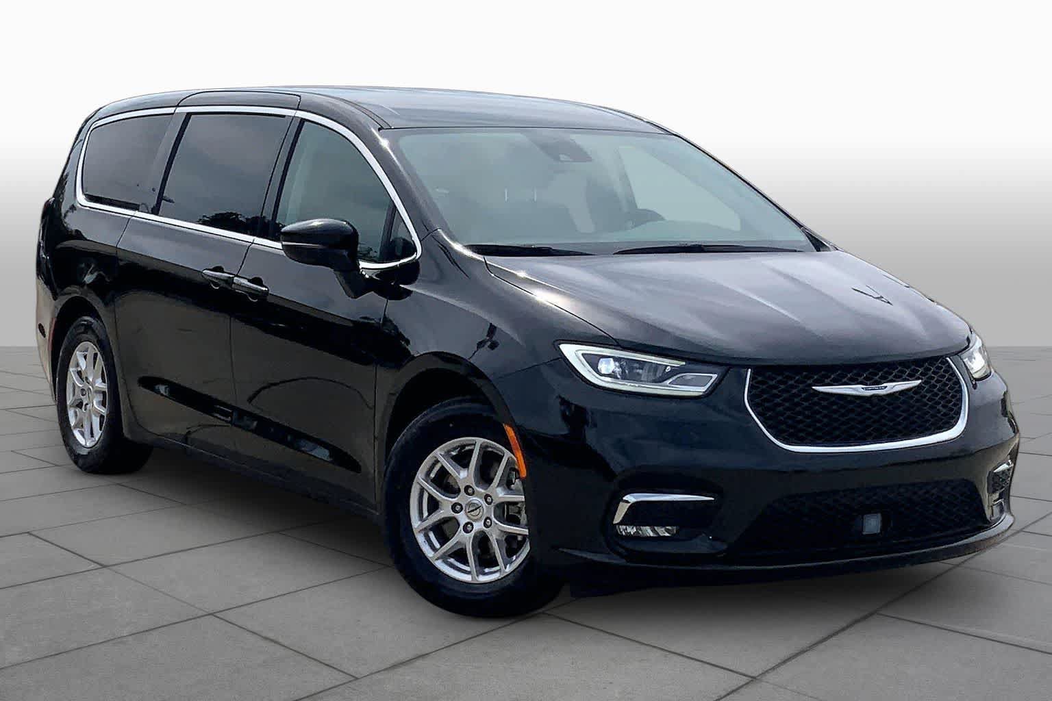 Used 2024 Chrysler Pacifica Touring-L FWD image 3