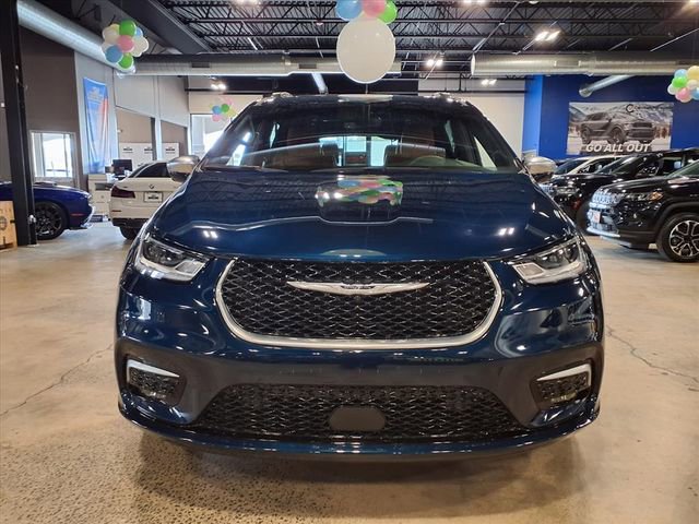 Used 2024 Chrysler Pacifica Pinnacle image 3
