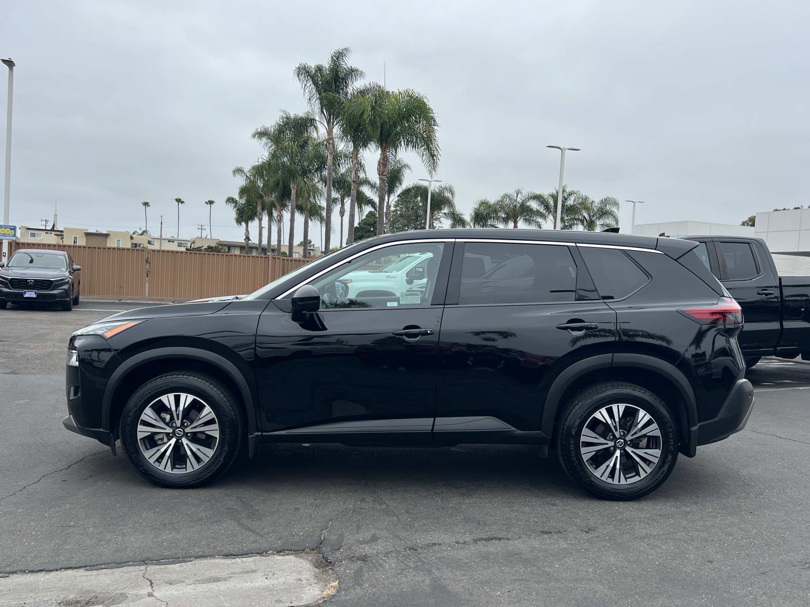Used 2021 Nissan Rogue SV FWD image 2