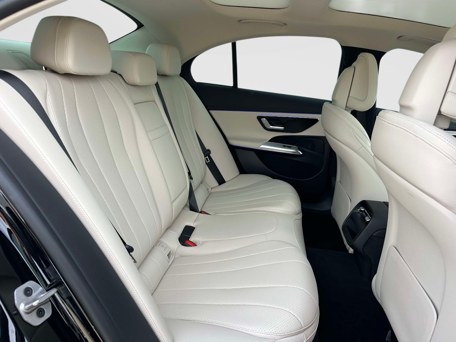 Used 2025 Mercedes-Benz E 350 4MATIC Sedan image 11