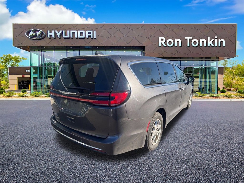 Used 2023 Chrysler Pacifica Touring-L image 3