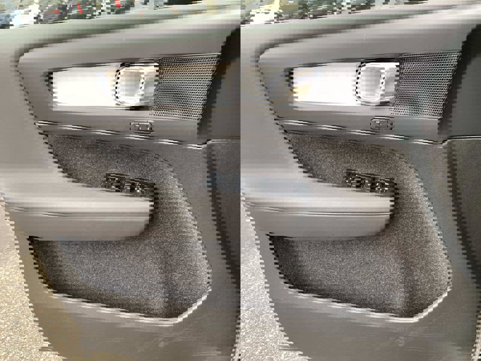 Used 2024 Volvo XC40 B5 Core image 21