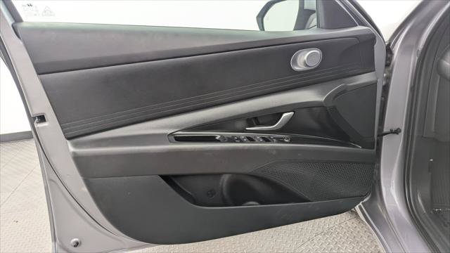 Used 2025 Hyundai Elantra Hybrid FWD image 13