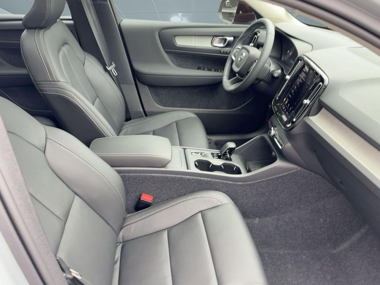 New 2026 Volvo XC40 B4 Core image 27