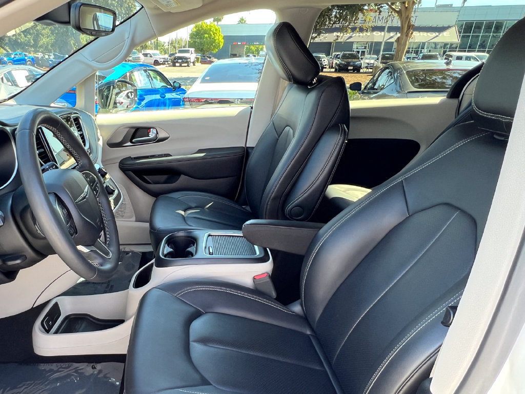 Used 2024 Chrysler Pacifica Limited FWD image 10