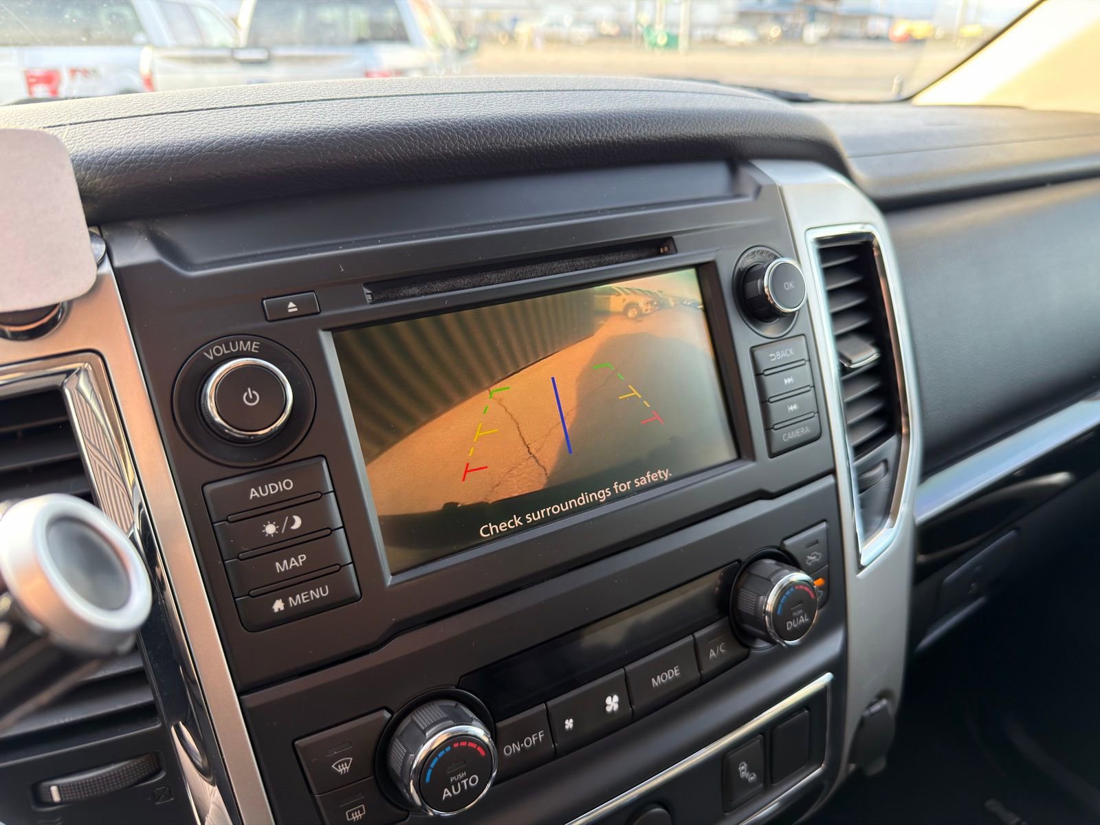 Used 2019 Nissan Titan SV w/ SV Convenience Package image 25