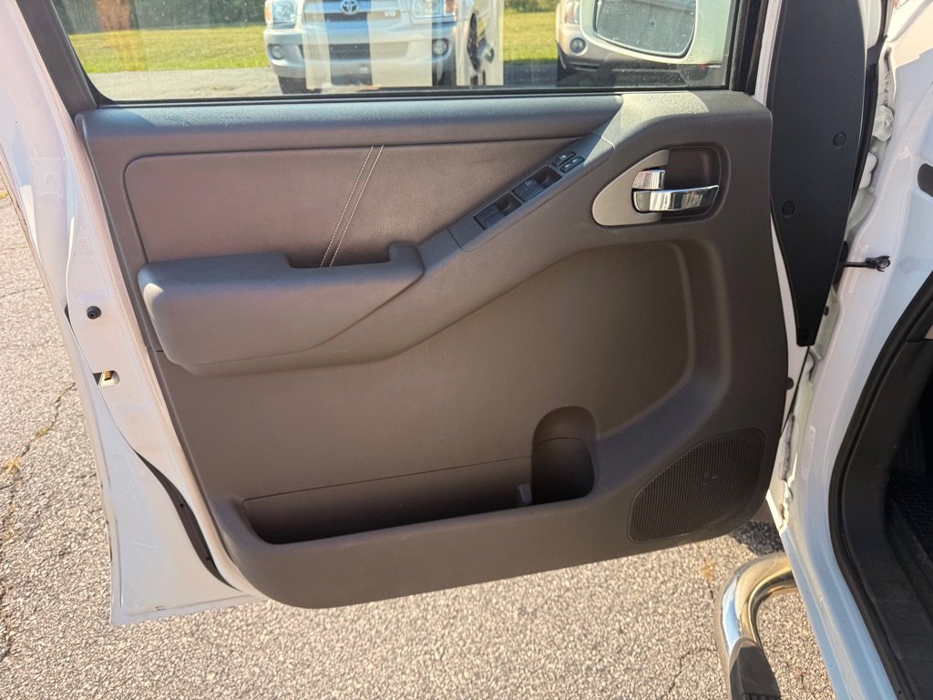 Used 2014 Nissan Frontier PRO-4X w/ Pro-4x Luxury Package image 15