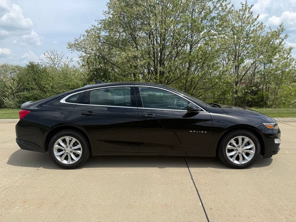 Used 2025 Chevrolet Malibu LT FWD image 2
