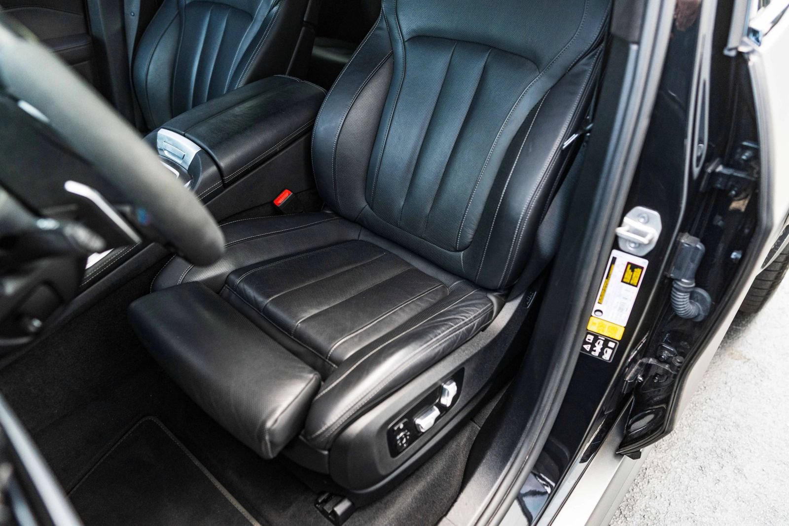 Used 2022 BMW X7 M50i w/ Dynamic Handling Package AWD/4WD image 19