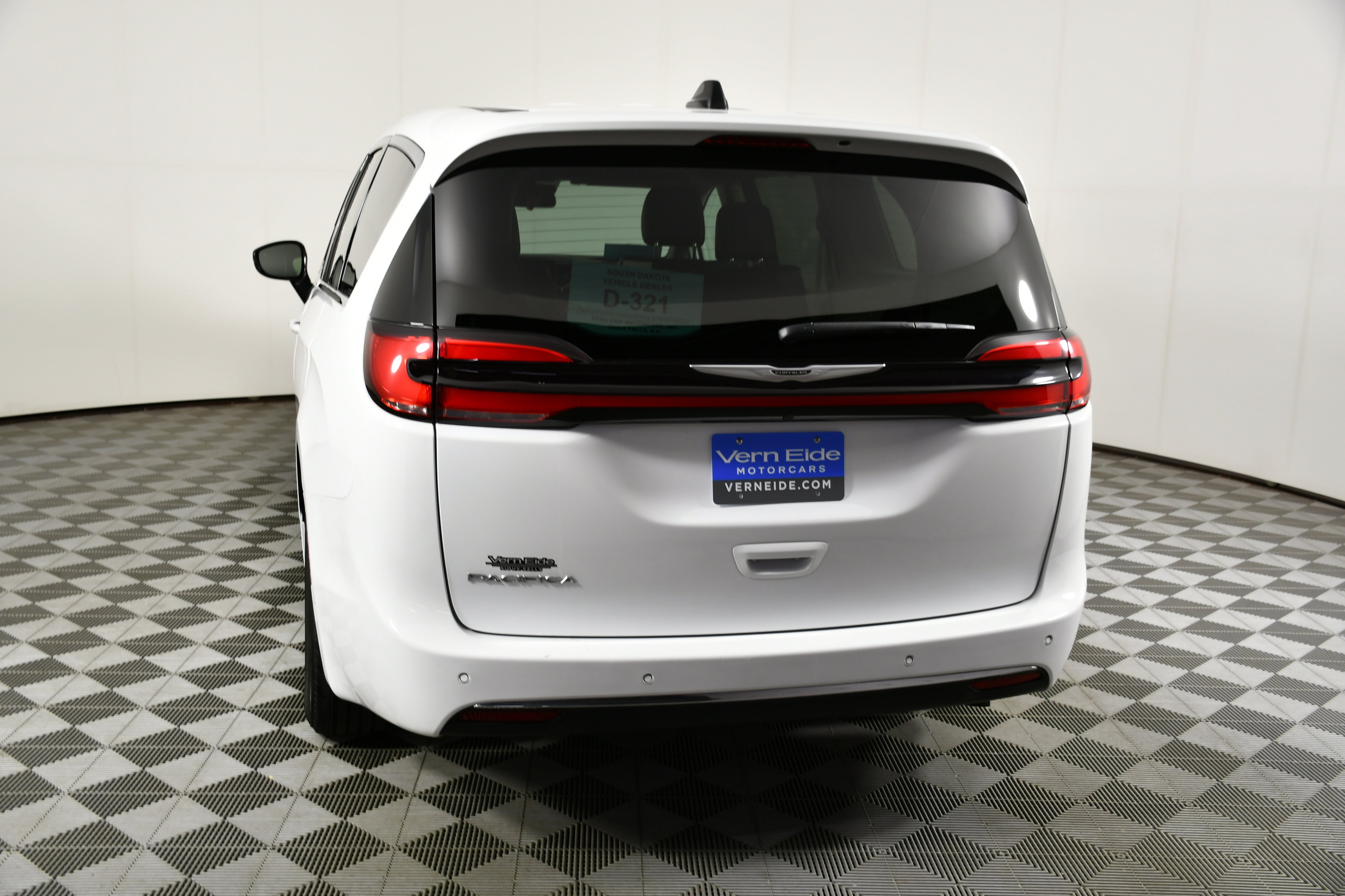 Used 2024 Chrysler Pacifica Touring-L image 7