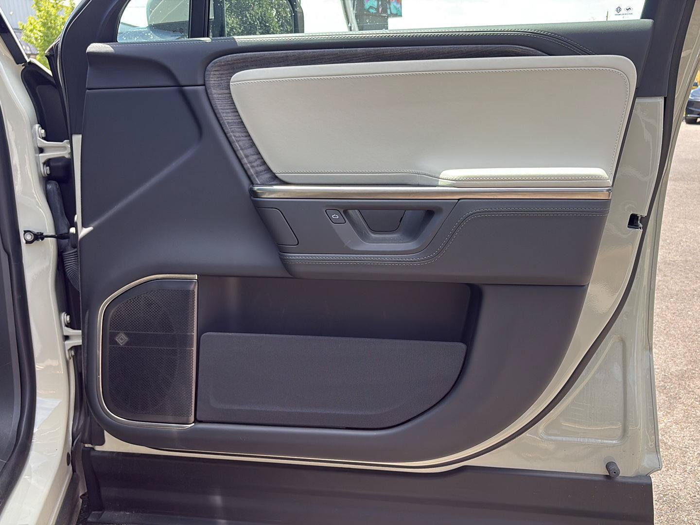 Used 2025 Rivian R1S Adventure AWD/4WD image 11