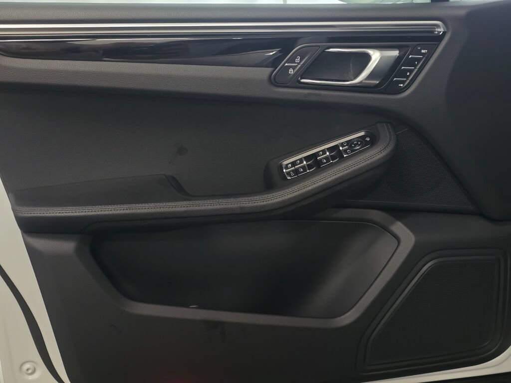 Certified 2024 Porsche Macan AWD/4WD image 36