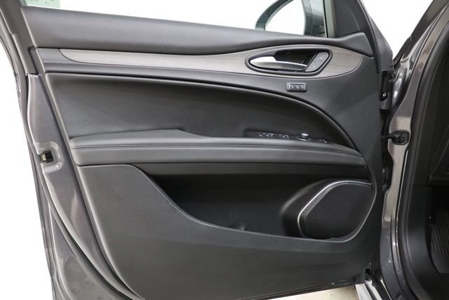 Used 2023 Alfa Romeo Stelvio Ti AWD/4WD image 16
