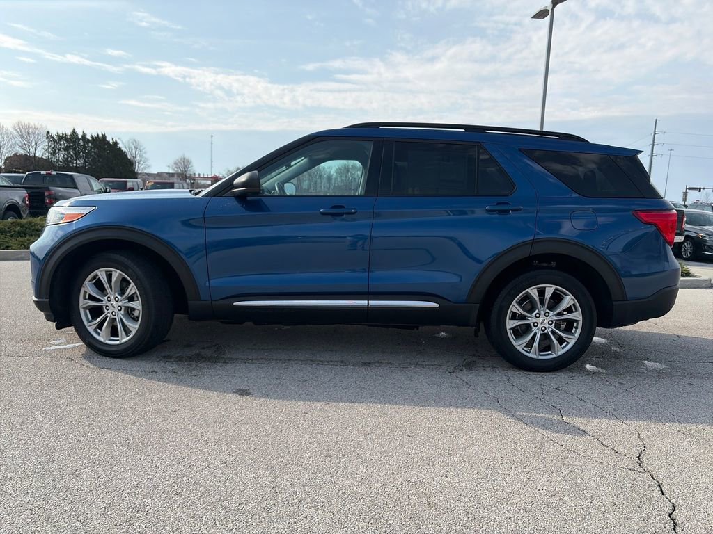 Used 2023 Ford Explorer XLT w/ Equipment Group 202A AWD/4WD image 4