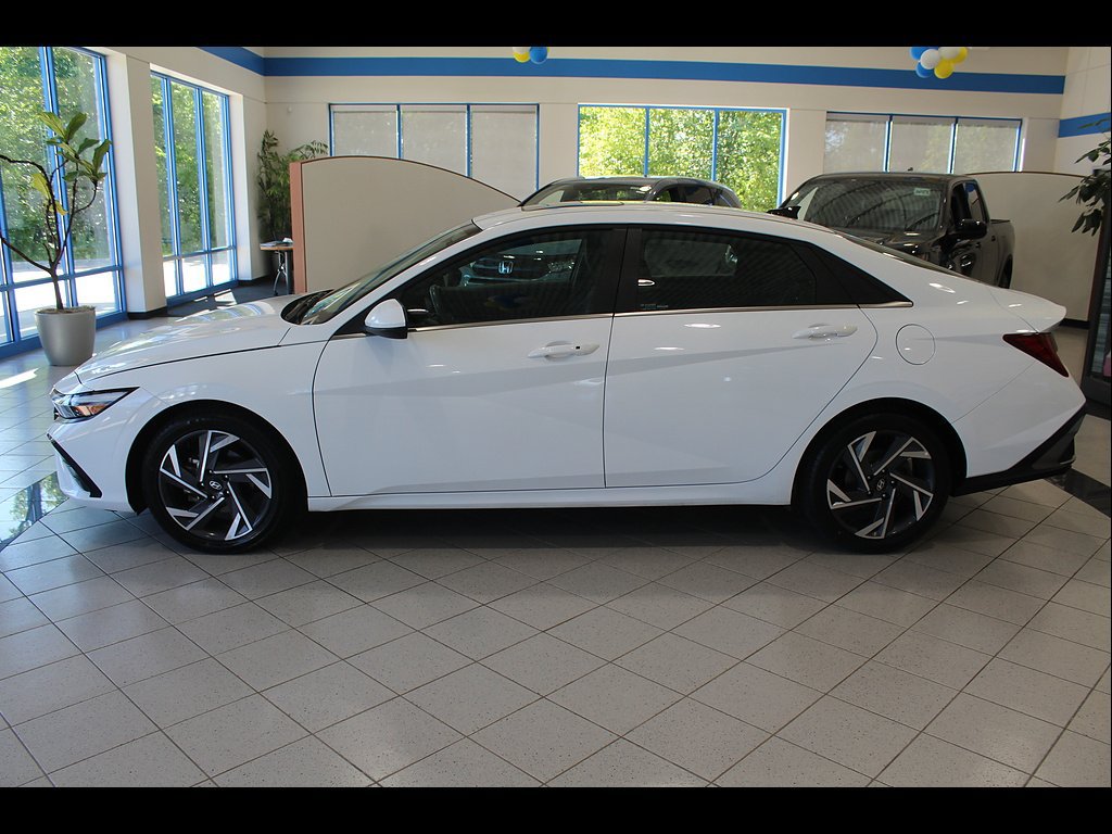 Used 2025 Hyundai Elantra SEL FWD image 8