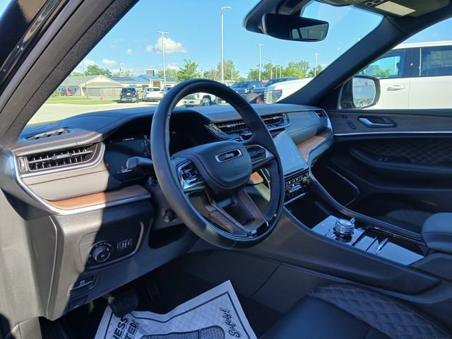 Used 2025 Jeep Grand Cherokee L Summit w/ Obsidian Package AWD/4WD image 9