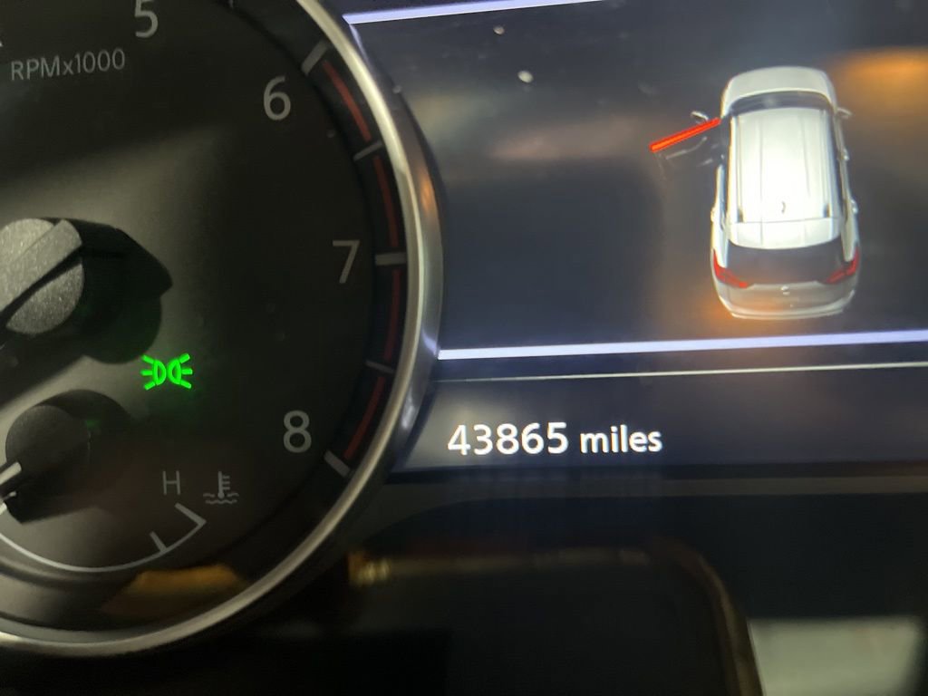 Used 2025 Nissan Rogue SV image 2