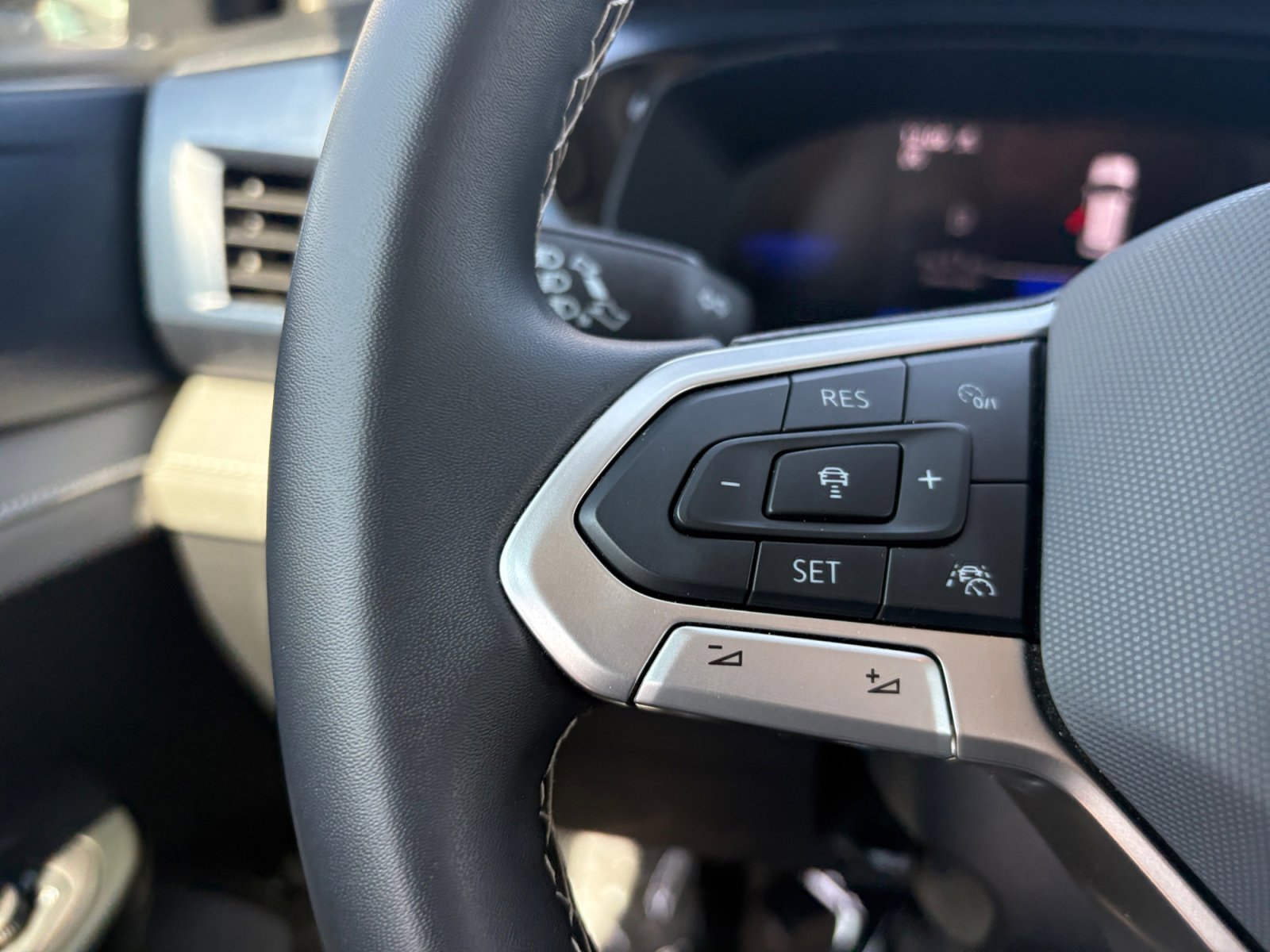 Used 2024 Volkswagen Taos SE image 8