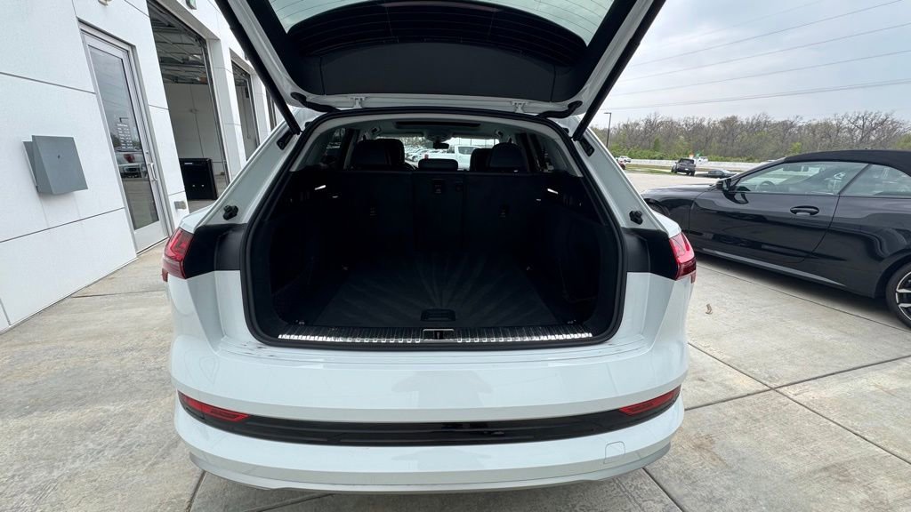 Used 2023 Audi e-tron Premium Plus image 9