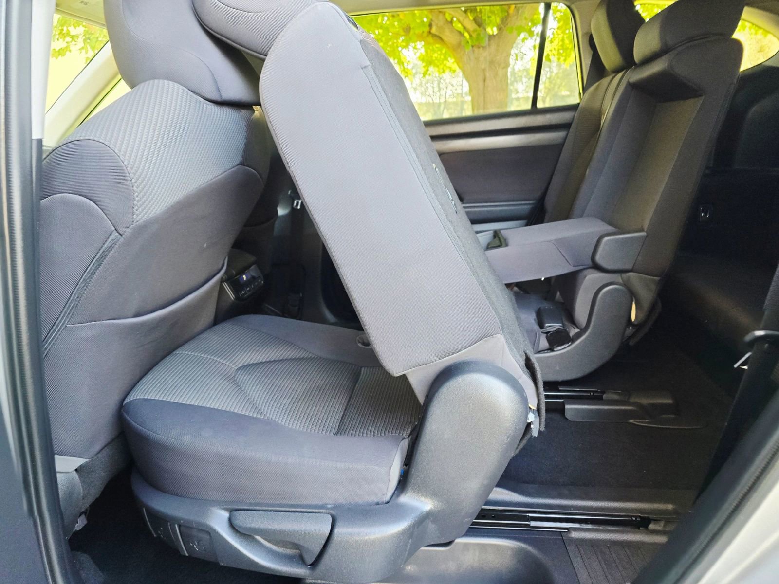 Used 2020 Toyota Highlander LE FWD image 42