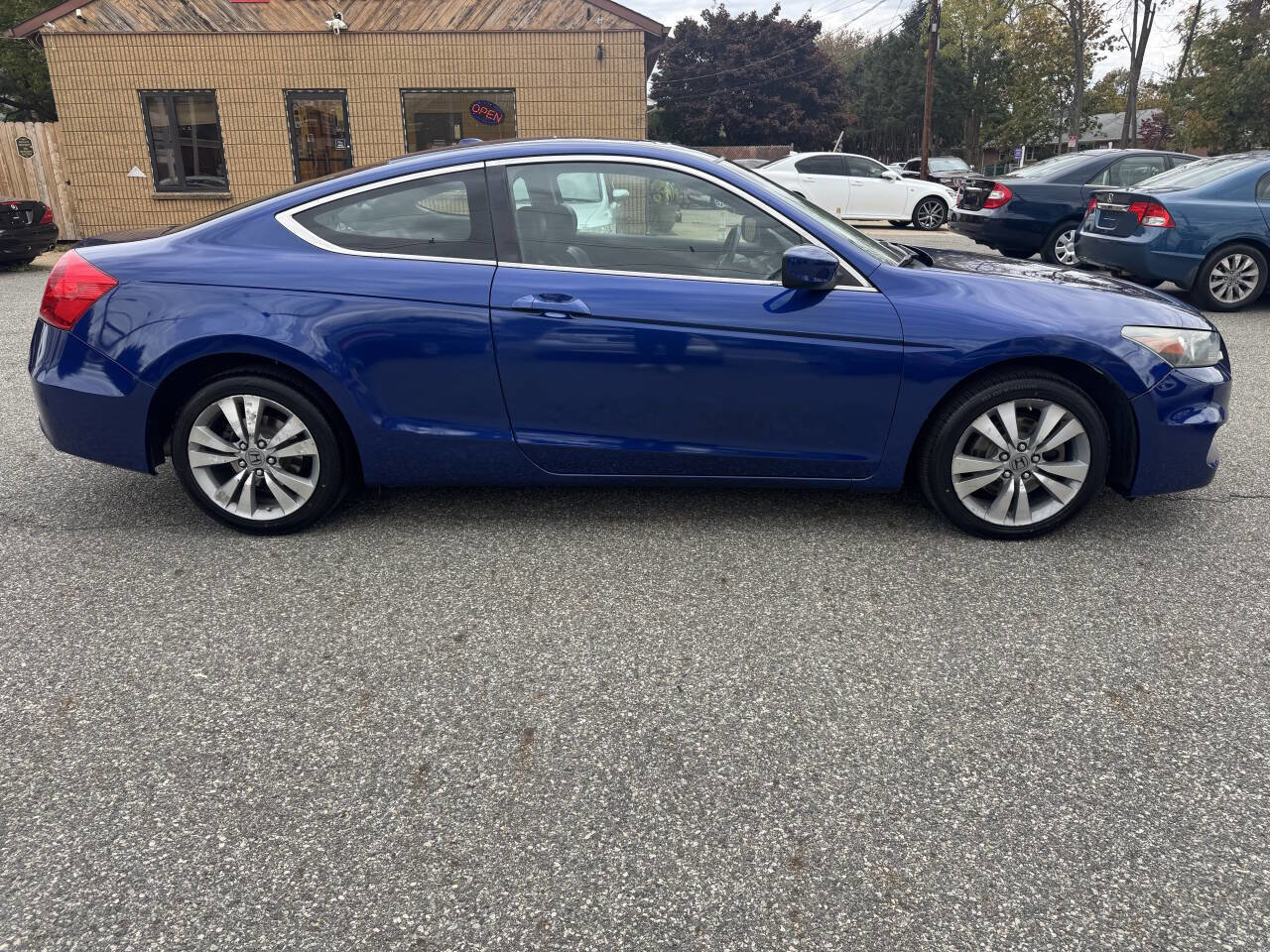 Used 2011 Honda Accord EX-L image 2