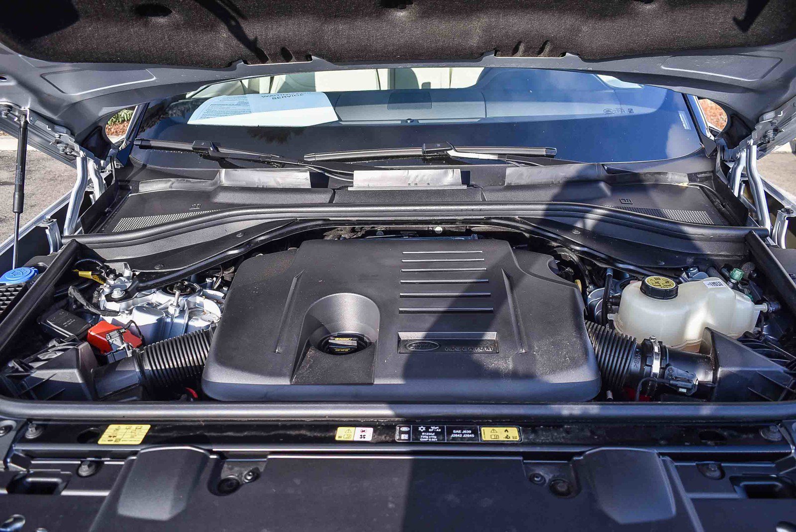 Certified 2025 Land Rover Range Rover SE image 28